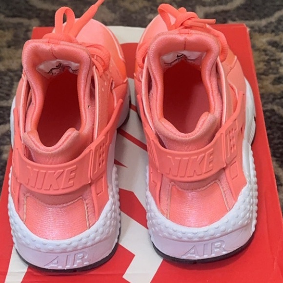 Nike Air Huarache
Atomic Pink (Women's) 6 - Picture 3 of 4